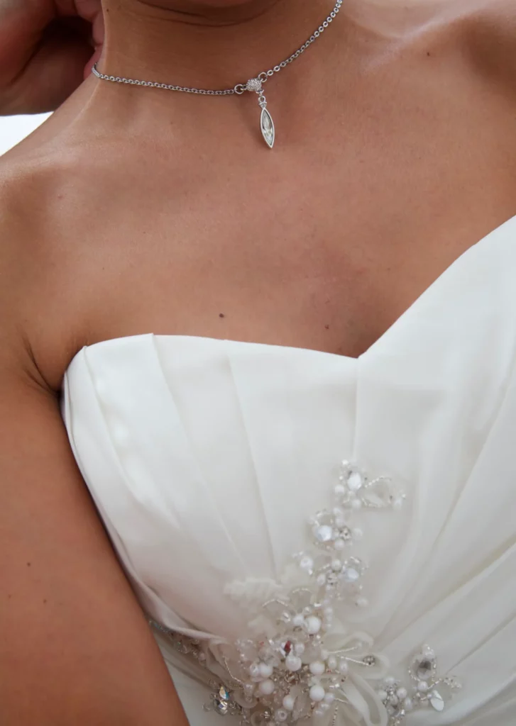 Bridal-Beratung für die Braut Detailaufnahme des Dekolletés und der eleganten Halskette einer Braut während einer Bridal-Beratung mit Morena Tigano.