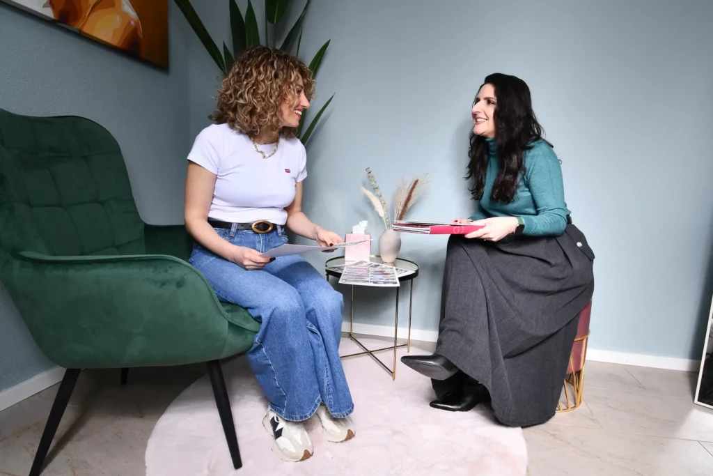 Morena Tigano during a personalized style consultation with a young woman.